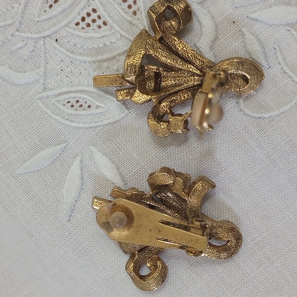 Ornate hard to find rhinestone art deco style flower gold tone clip on earrings - Picture 6 of 9